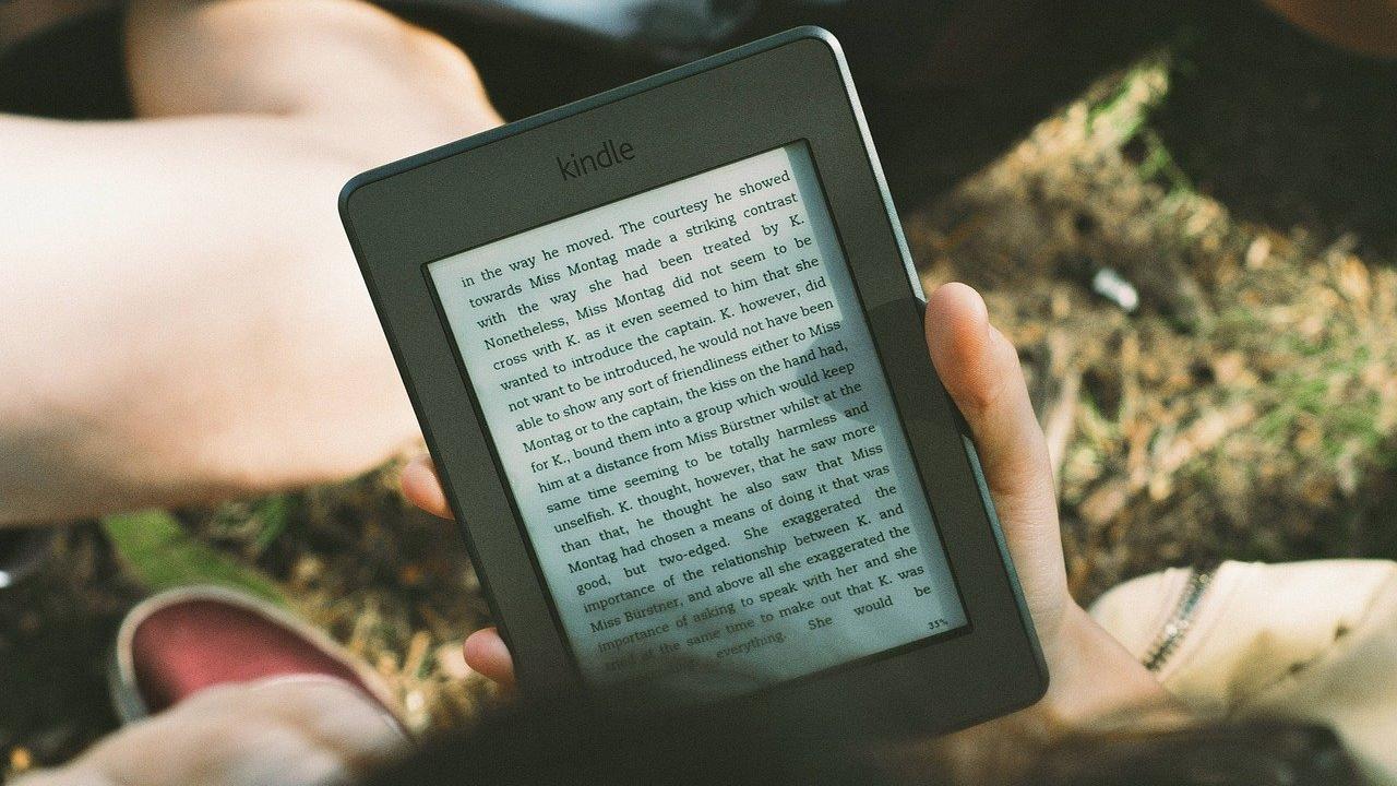 pessoa lendo no kindle publicação em inglês