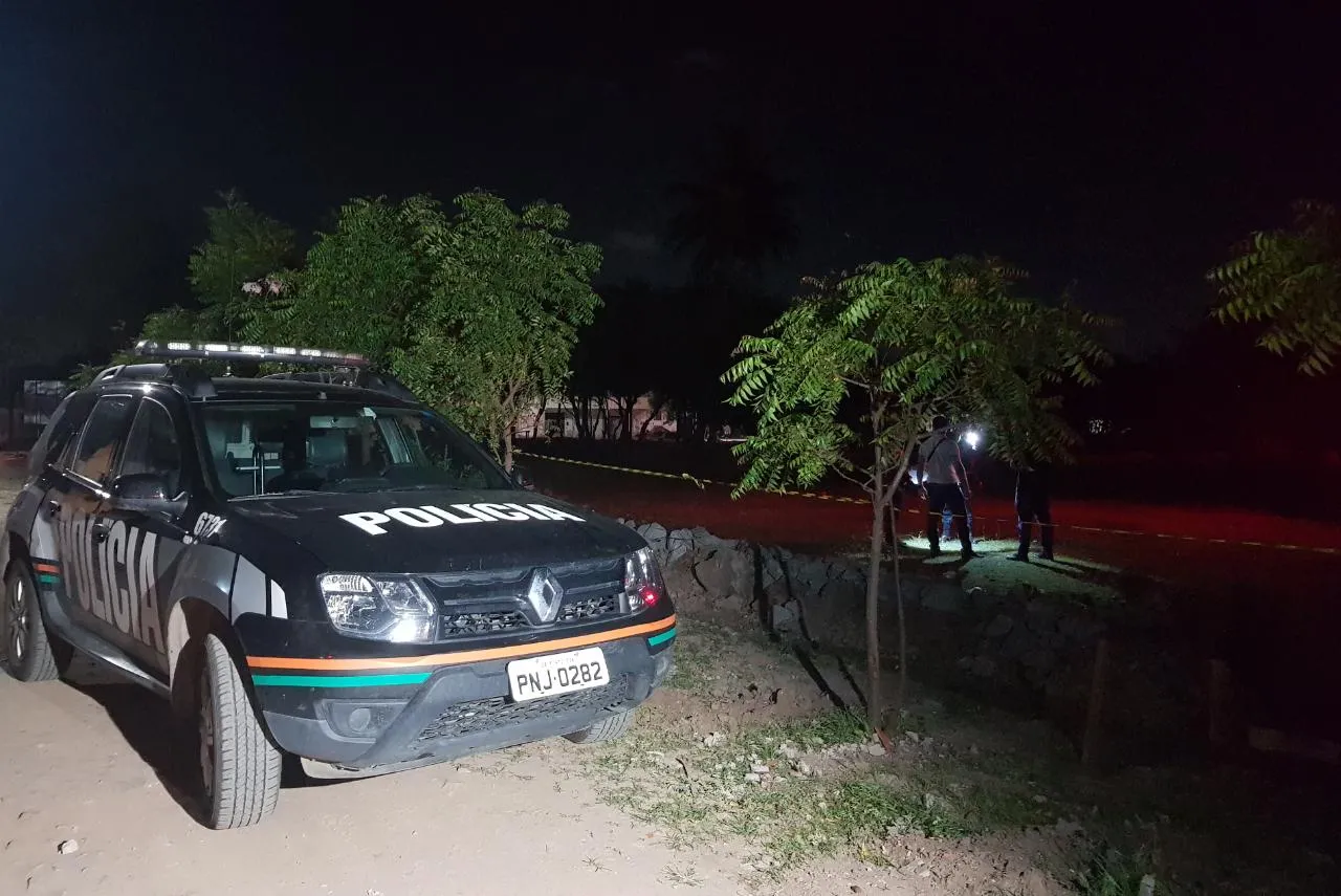 Corpo de jovem foi encontrado ainda em chamas em terreno, com marcas de pedradas e tiros