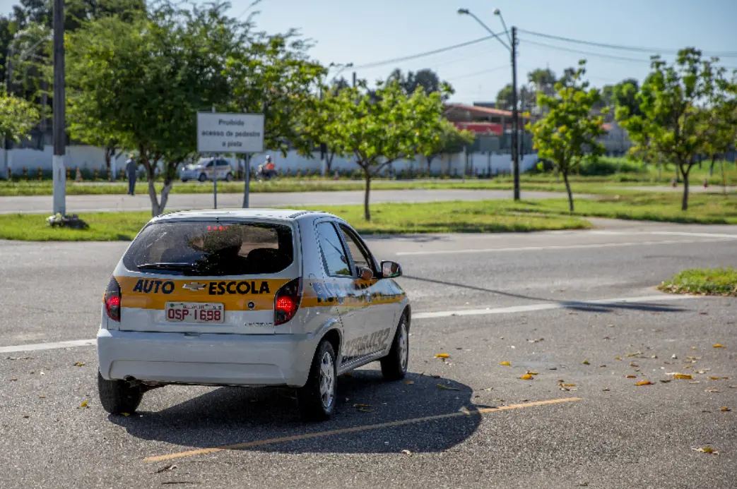 Imagem de um carro adesivado para auto-escola