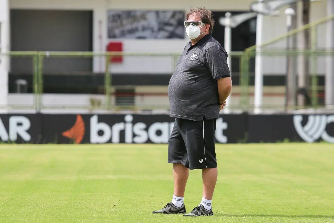 Guto Ferreira comandando treino do Ceará