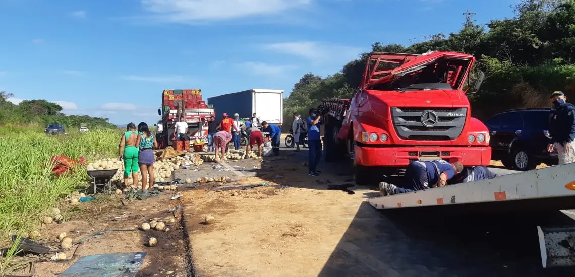 Imagem da notícia Caminhão carregado com melões tomba e gera congestionamento na BR-020