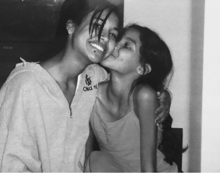 Esta é uma imagem de Naya Rivera e a irmã