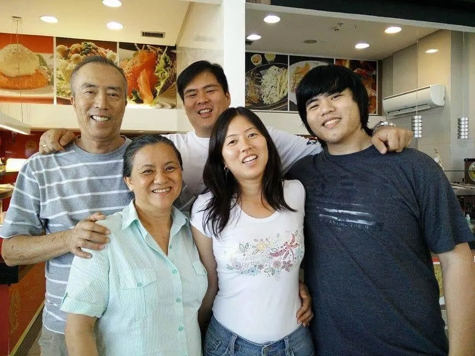 Mercelo Fong é chinês e chegou a Fortaleza em 1993, com apenas 4 anos de idade. Sua família é dona de uma rede de restaurantes.