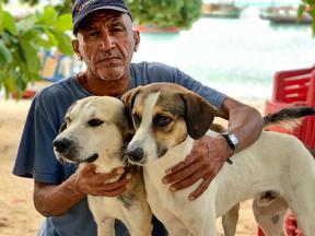 Fotografia de Zé Carlos com os cachorros Billy e Ralph