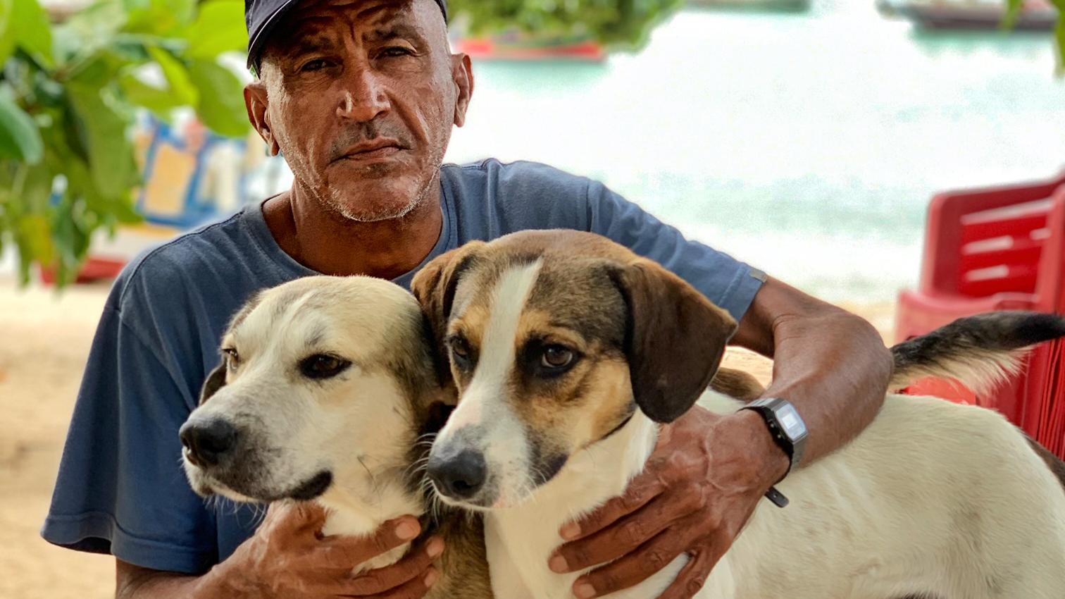 Fotografia de Zé Carlos com os cachorros Billy e Ralph