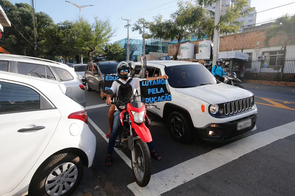 Participantes da carreata fizeram buzinaços e usaram cartazes para pedir a volta às aulas