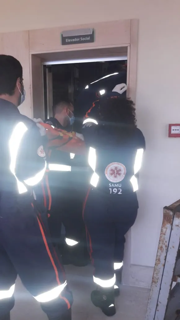 Após o resgate, o homem foi socorrido por uma equipe do Samu e encaminhado a uma unidade hospitalar com ferimentos leves.