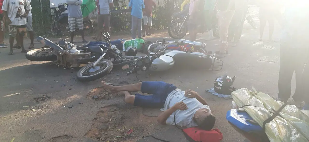As duas motos se chocaram, sendo que uma delas tentou desviar de buracos na via