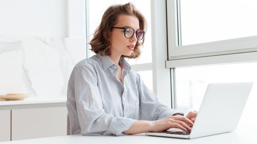 Imagem de mulher escrevendo no computador.