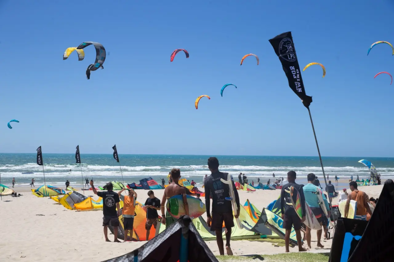 Imagem da notícia Downwind da Capital deve reunir cerca de 300 kitesurfistas em Fortaleza neste sábado
