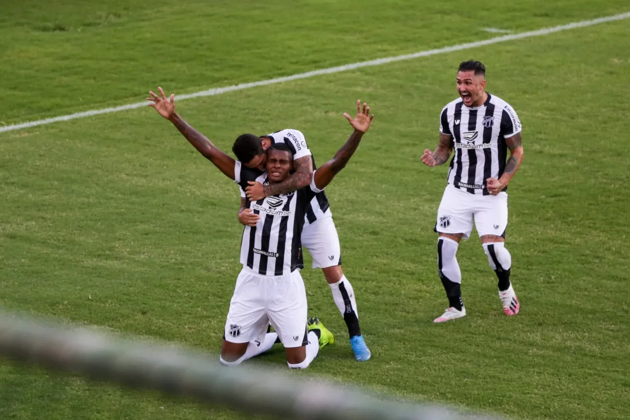 Atacante Cléber vibra muito com seu primeiro gol pelo Ceará