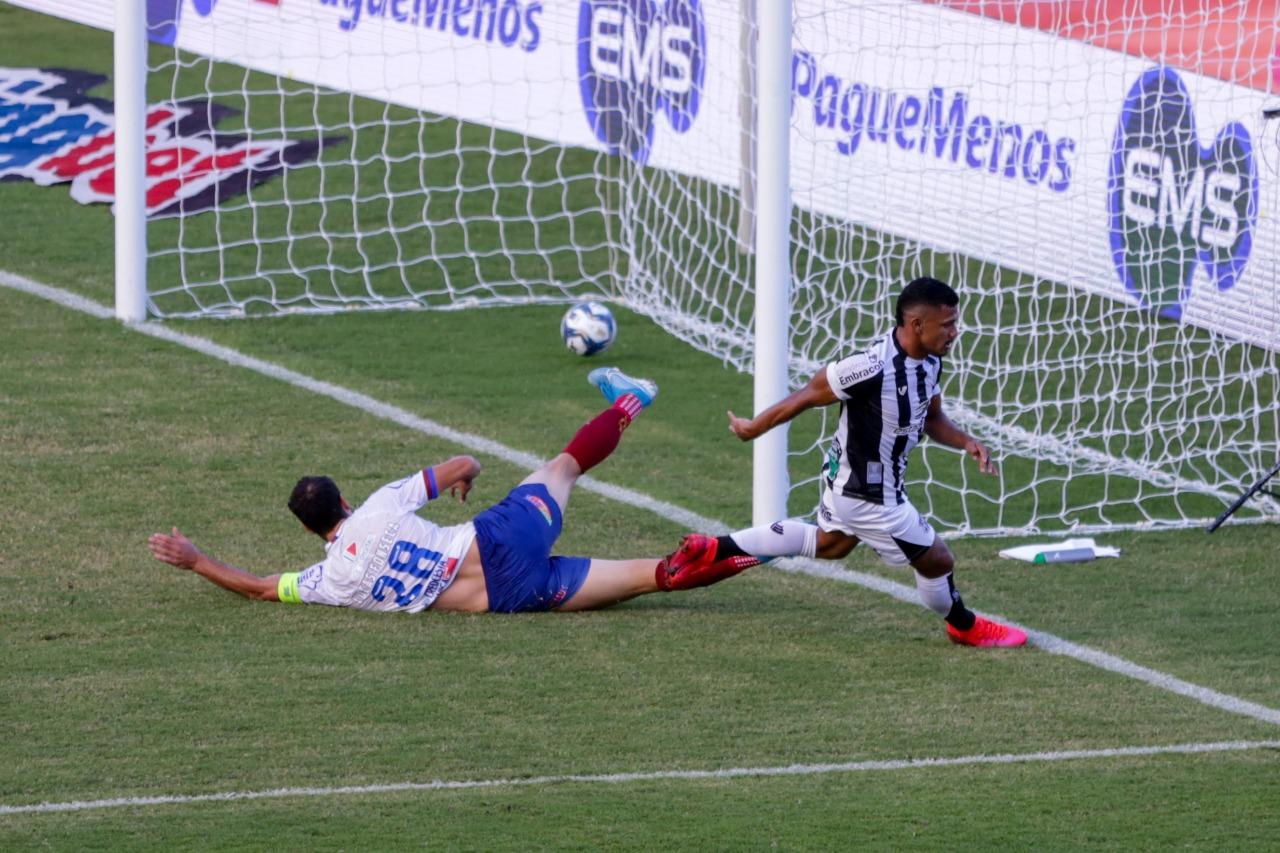 Fernando Sobral marca gol e zagueiro do Bahia dá carrinho para tentar tirar