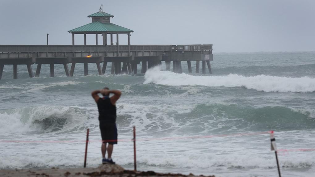 fotografia de pessoa observando o mar em Deerfield Beach