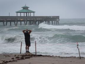 fotografia de pessoa observando o mar em Deerfield Beach