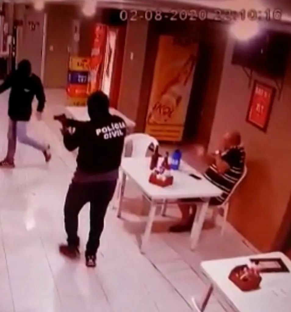 Homem invade restaurante vestido com camisa com inscrição da Polícia Civil e mata rapaz