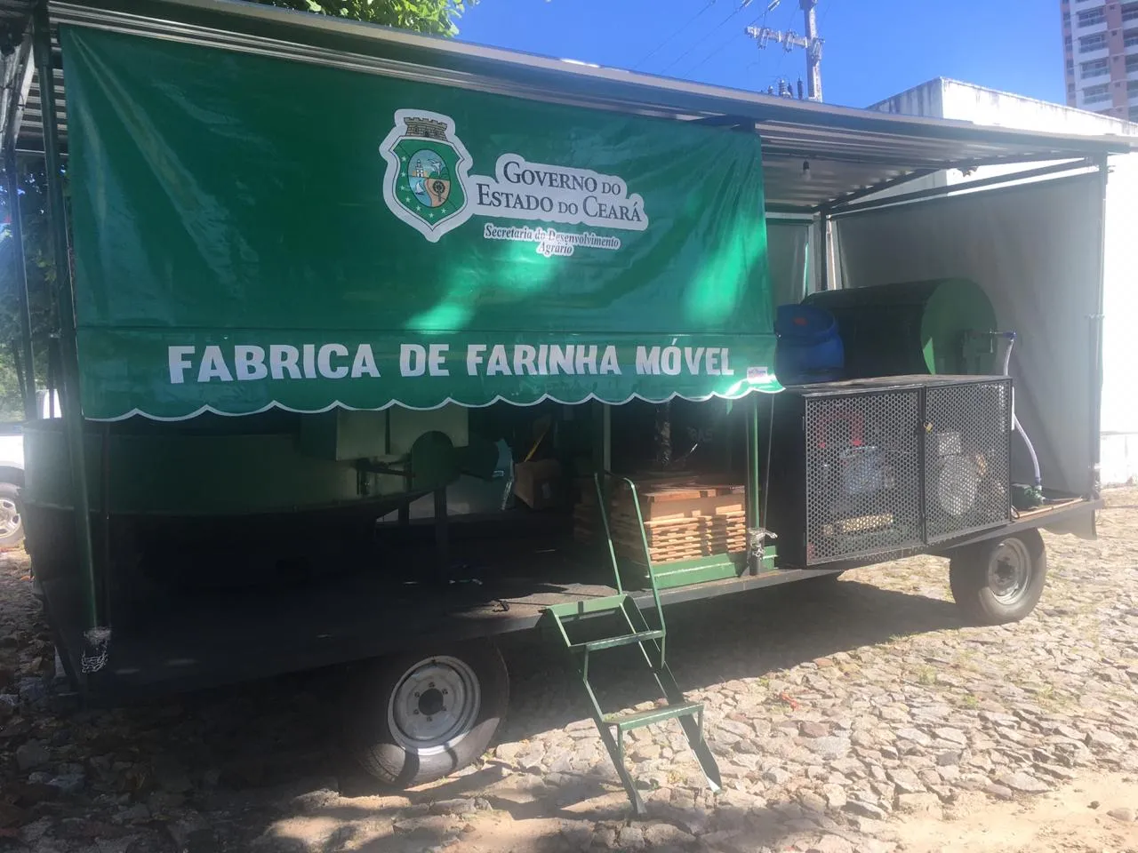 As três Fábricas chegaram ao Estado na última sexta-feira (31). Segundo a Secretaria do Desenvolvimento Agrário, os equipamentos serão puxados por carretas seguindo rotas de atuação.