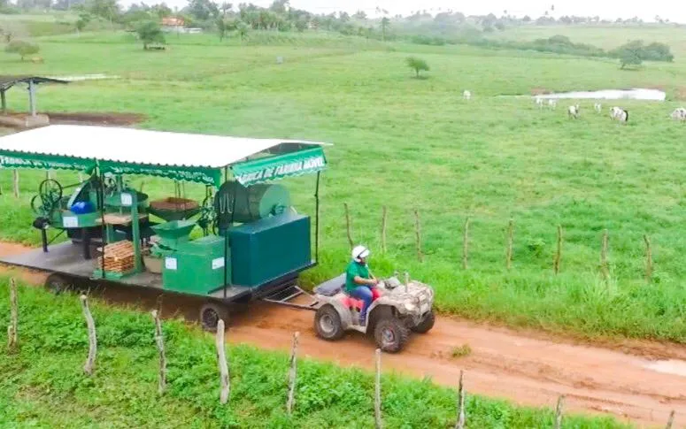 A fábrica de farinha móvel é capaz de ir até o plantio, evitando despesas e mão de obra.