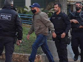 fotografia de Queiroz sendo levado pela polícia