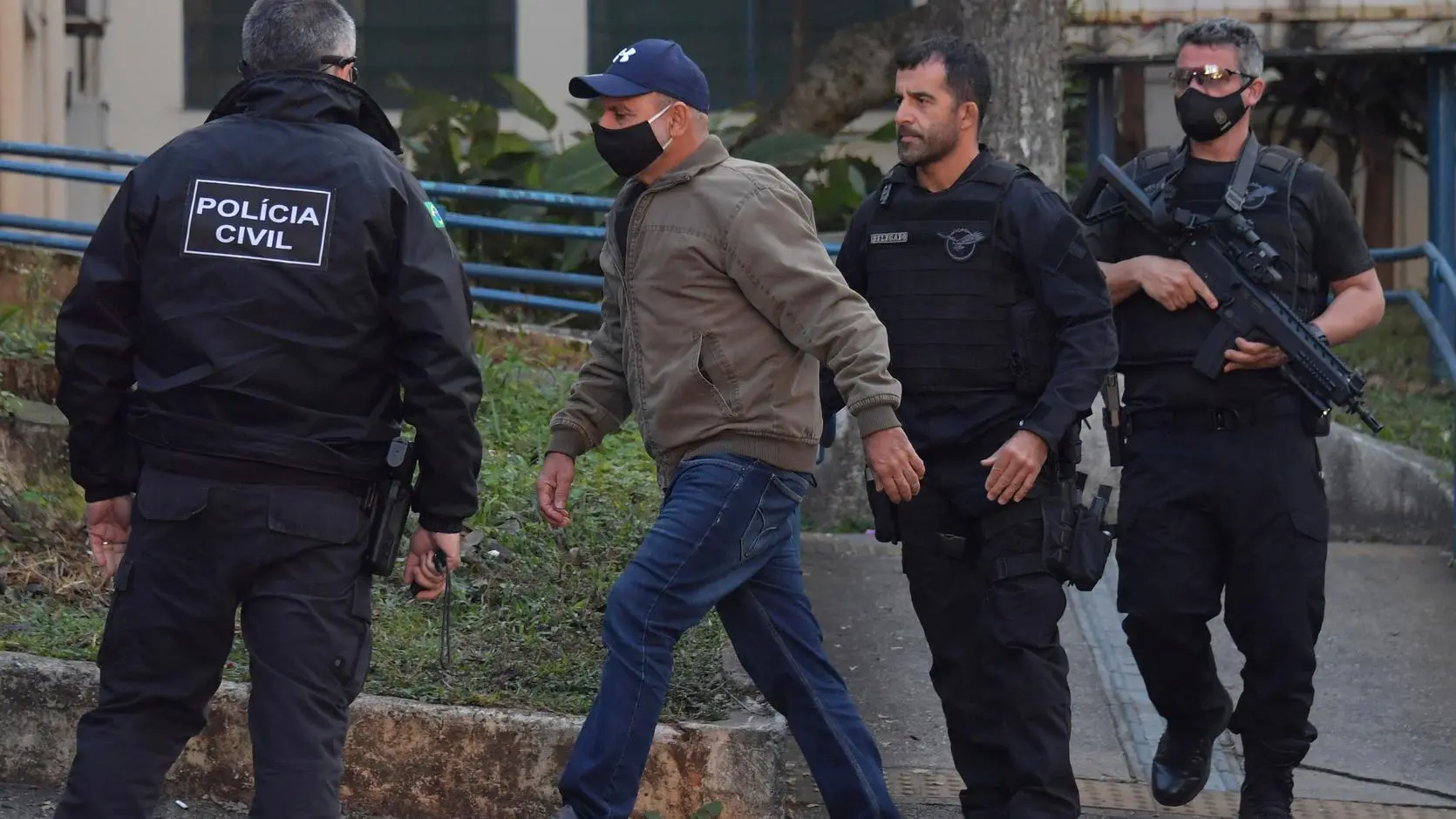 fotografia de Queiroz sendo levado pela polícia