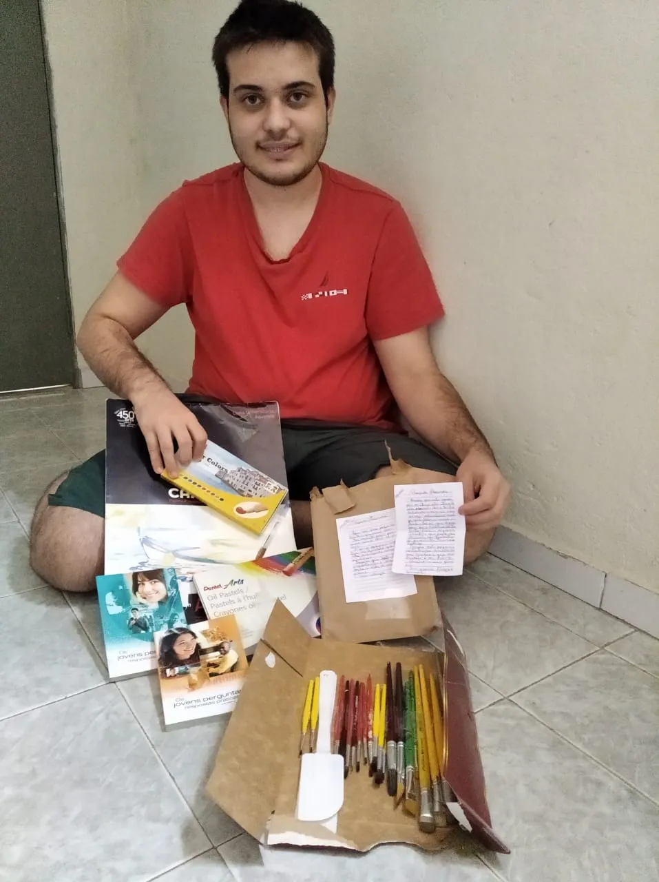 Os objetos pessoais doados por uma pessoa anônima chegam, nesta semana, à casa de Xandoca.