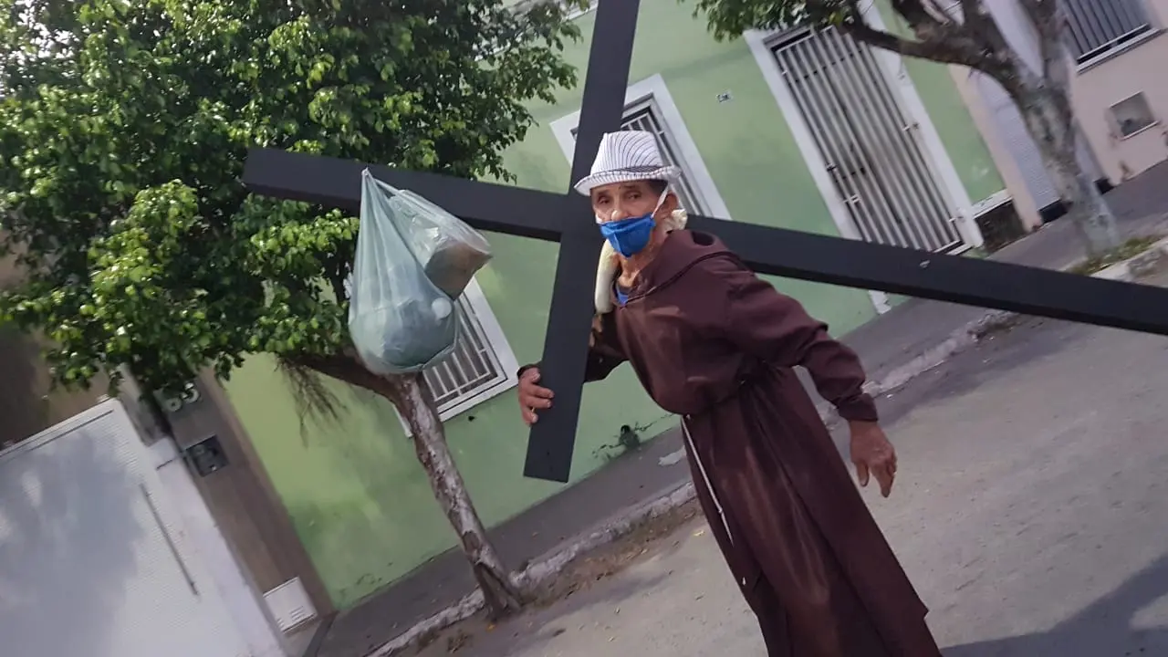 Vestido com roupa tradicional dos frades capuchinhos como o santo que no qual é devoto, Seu Lau chegou no fim da tarde ao município de Sobral