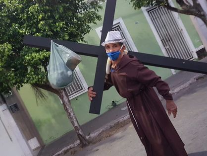 Vestido com roupa tradicional dos frades capuchinhos como o santo que no qual é devoto, Seu Lau chegou no fim da tarde ao município de Sobral