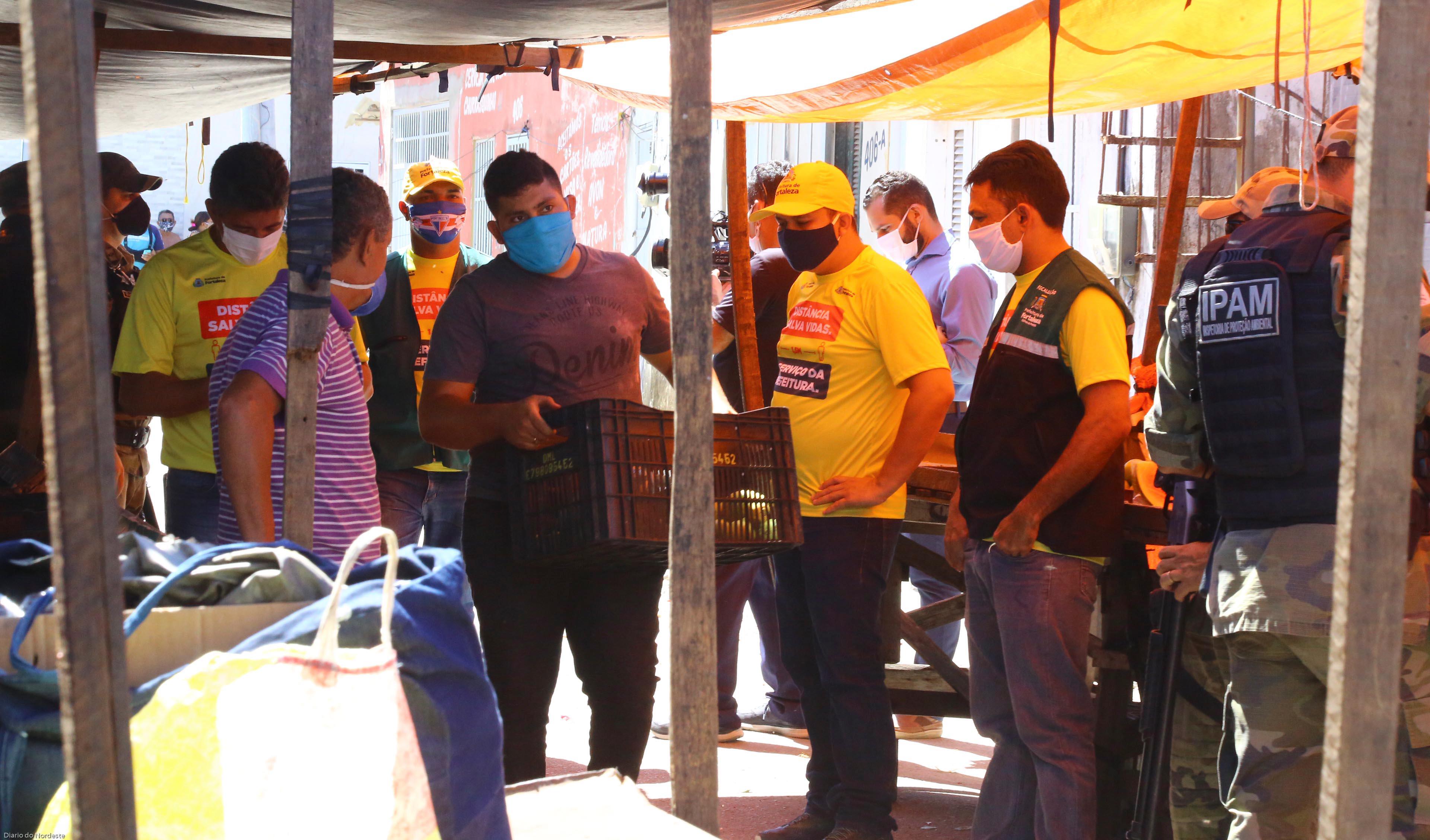 Agefis em ação em feira livre em Fortaleza