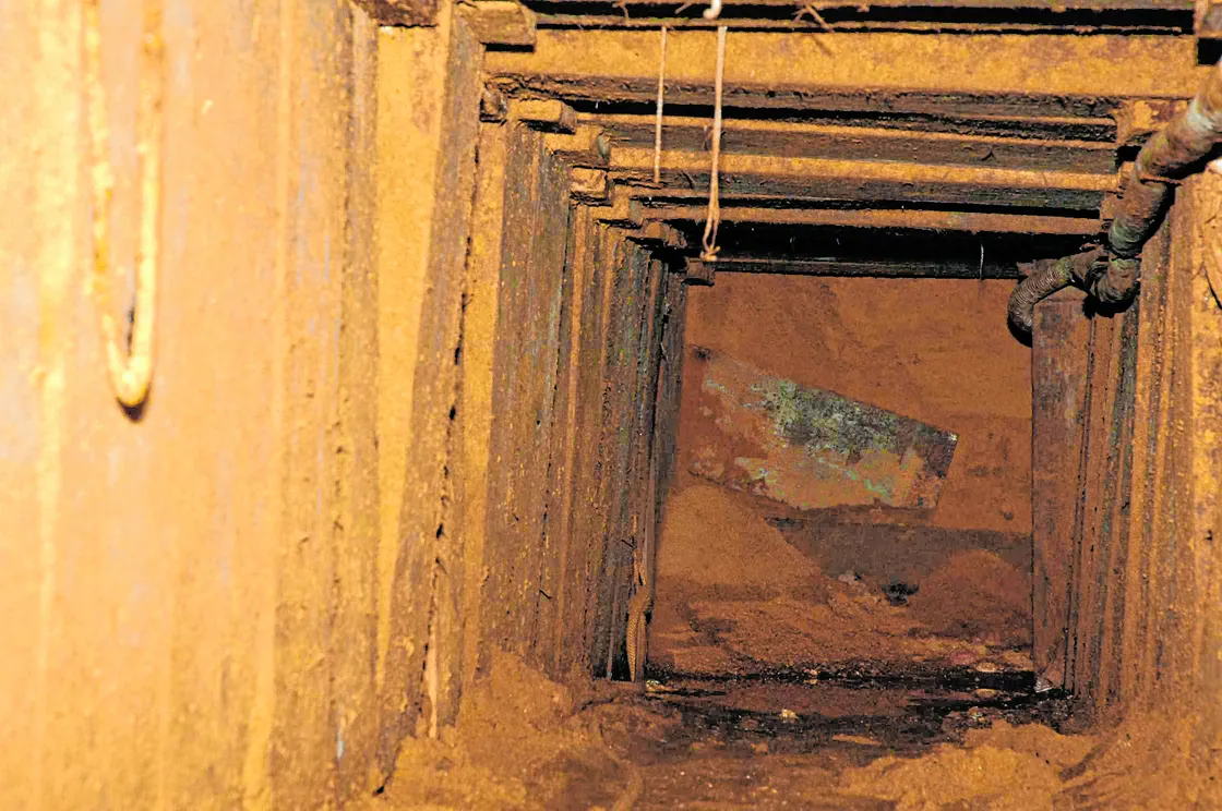 Túnel escavado e sustentado por escoras de madeira em Porto Alegre, no Rio Grande do Sul