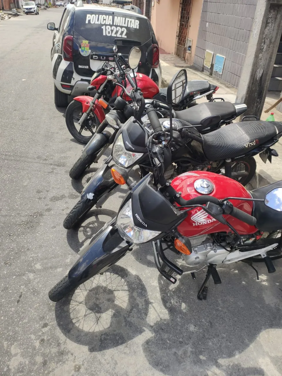 Polícia apreende quatro motos roubadas em desmanche que funcionava em residência no bairro João XXIII.