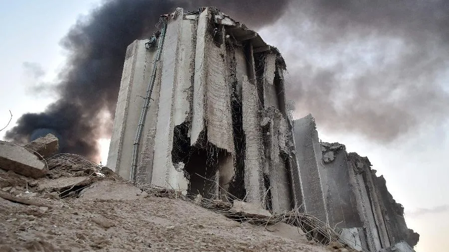 Silo destruído no local de explosões no porto de Beirute, capital do Líbano