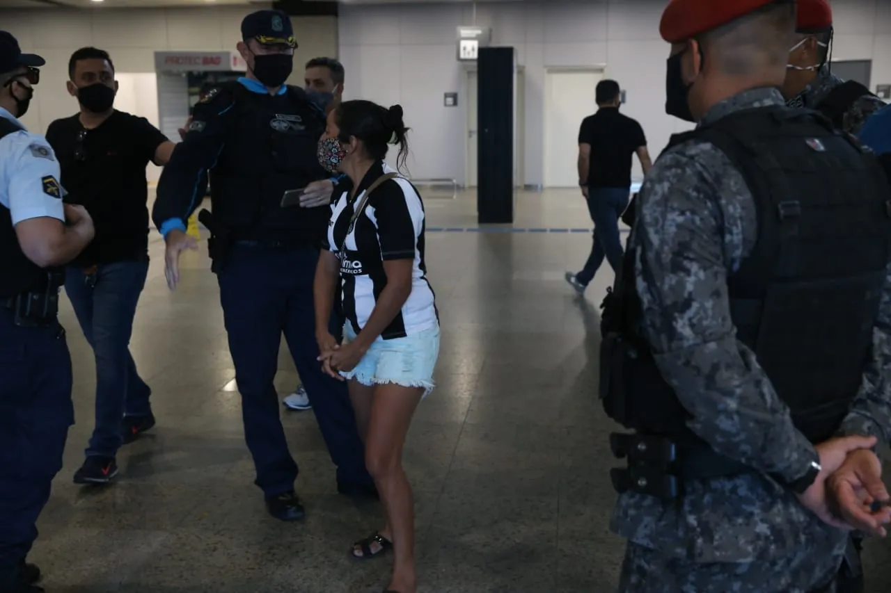Torcedora do Ceará tenta esperar chegada do time, mas é impedida