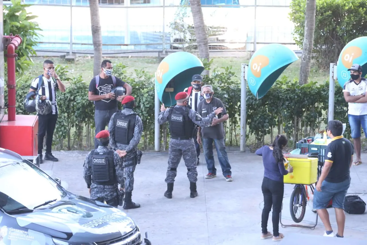 Torcedores tentam se aproximar do Aeroporto, mas são impedidos