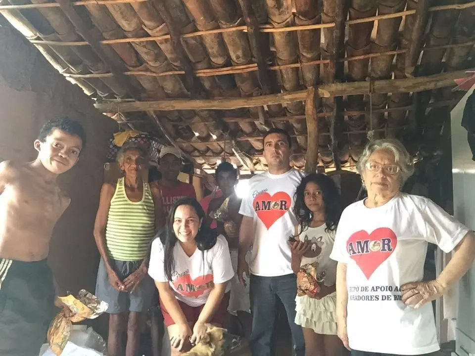 Dona Enedina, acompanhada por integrantes do Grupo Amor