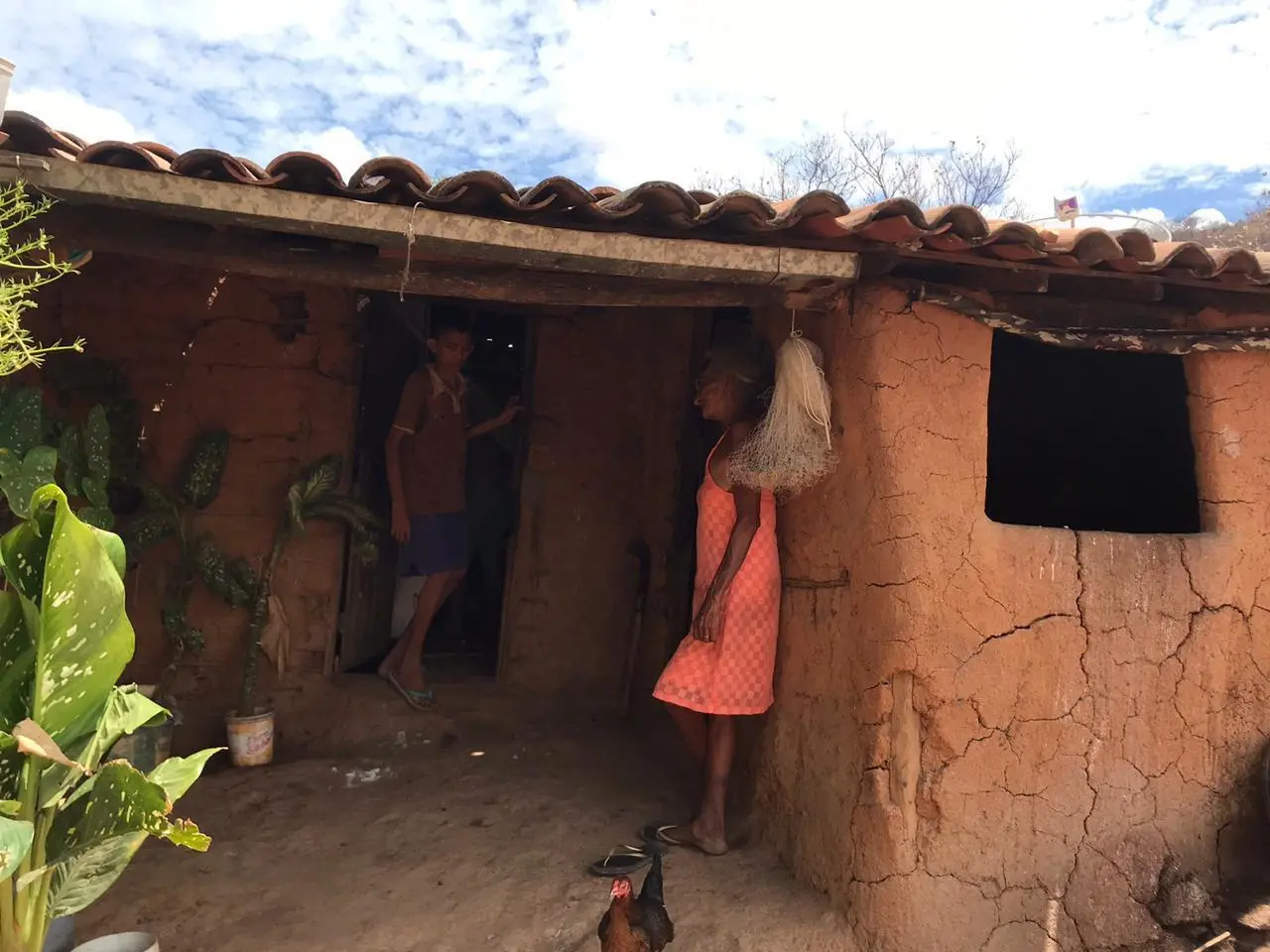Casa de barro apresenta rachaduras e ameaça segurança da família