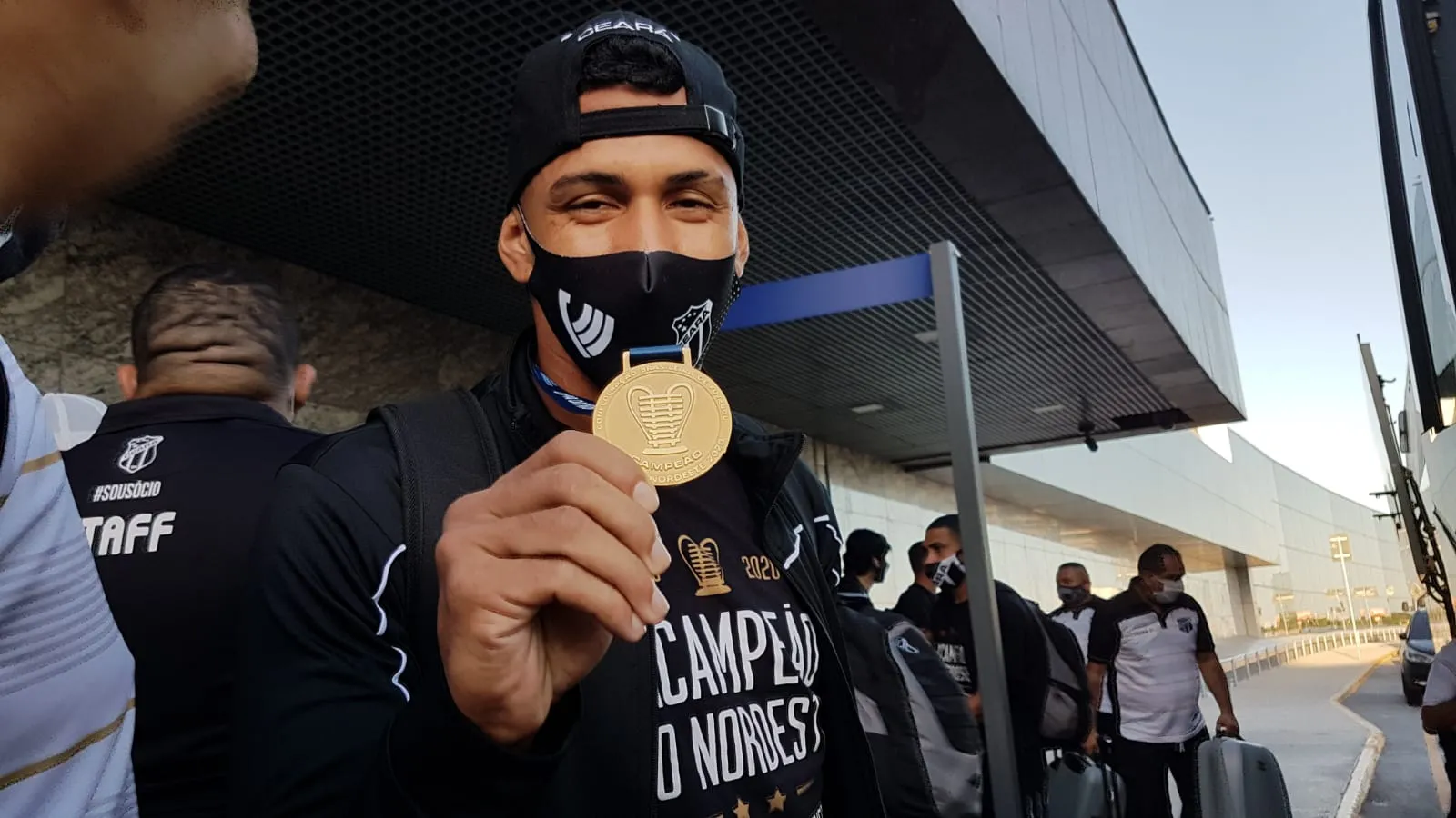 Fernando Sobral exibe orgulhosamente a sua medalha