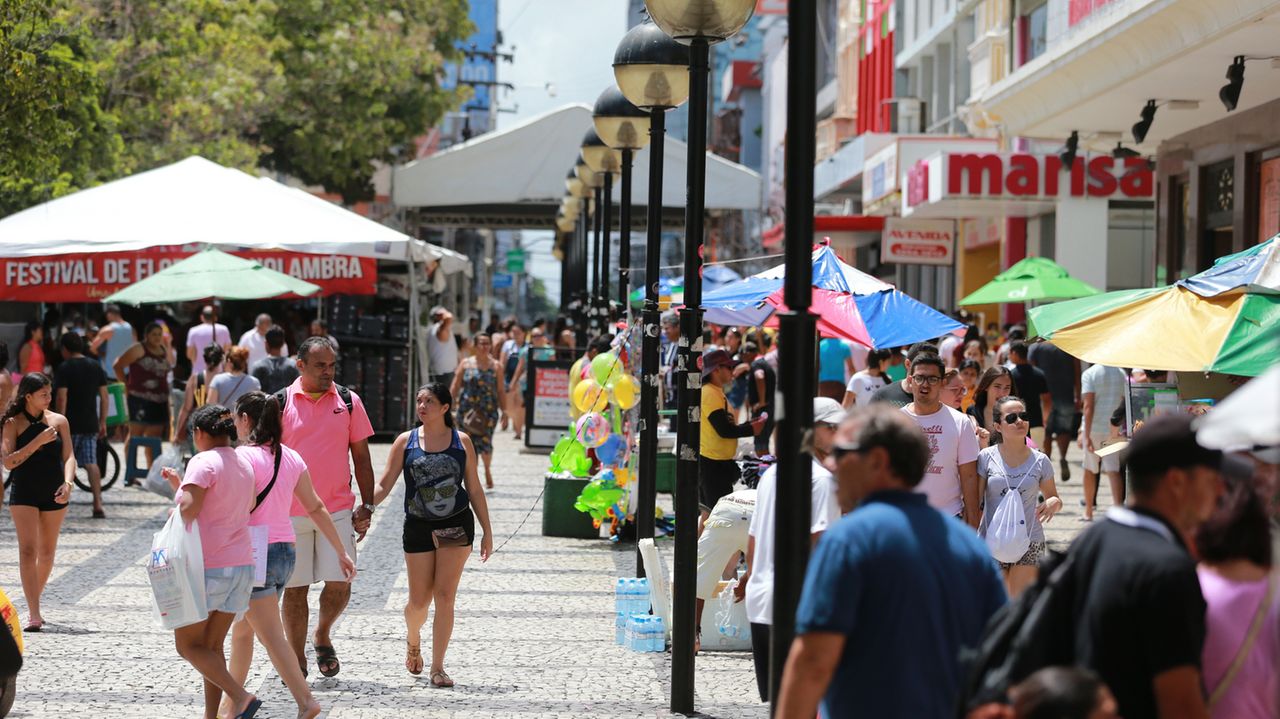 Imagem de consumidores caminhando pela Praça do Ferreira, no Centro de Fortaleza.