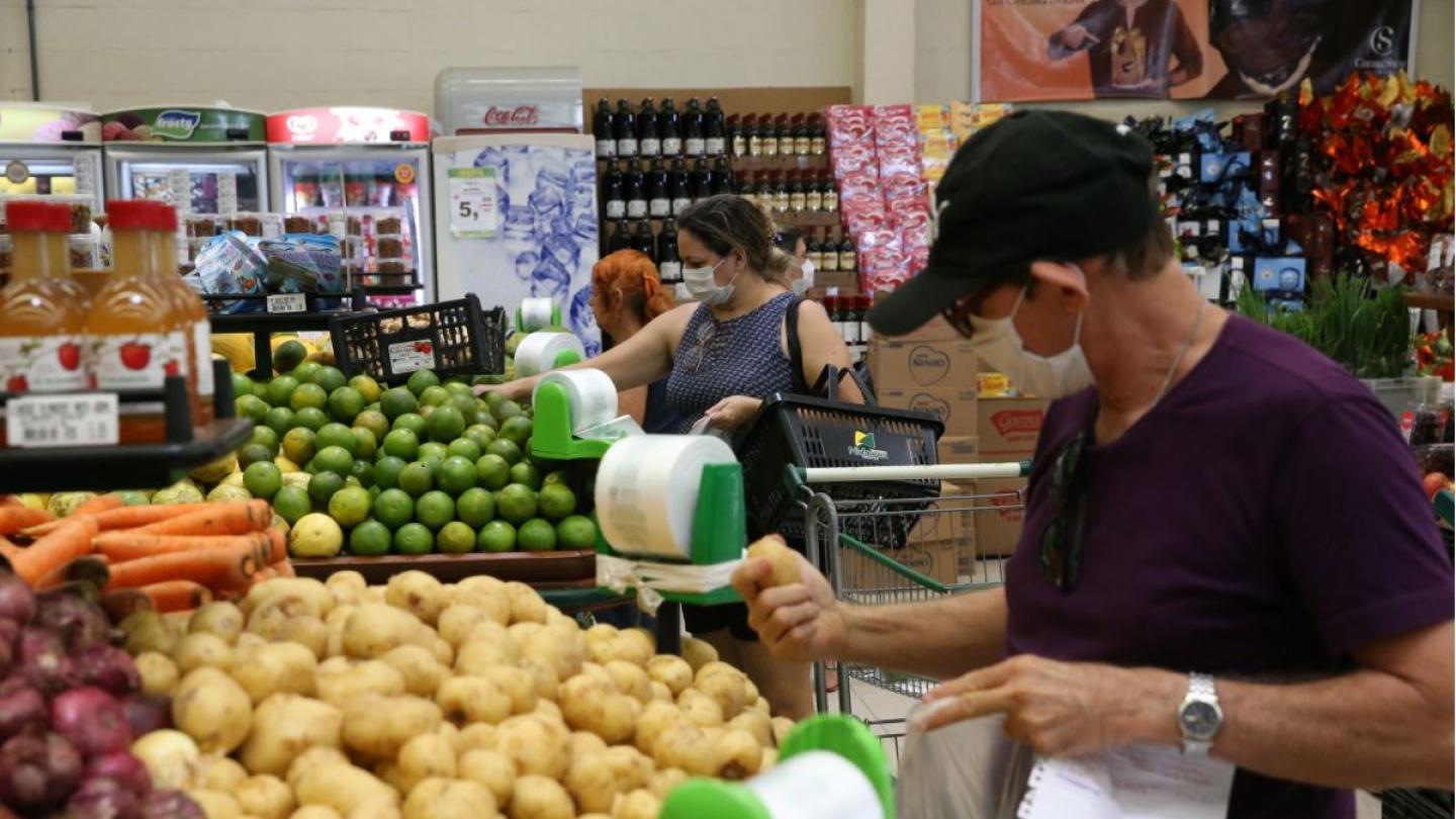 Pessoas usando máscara Covid-19