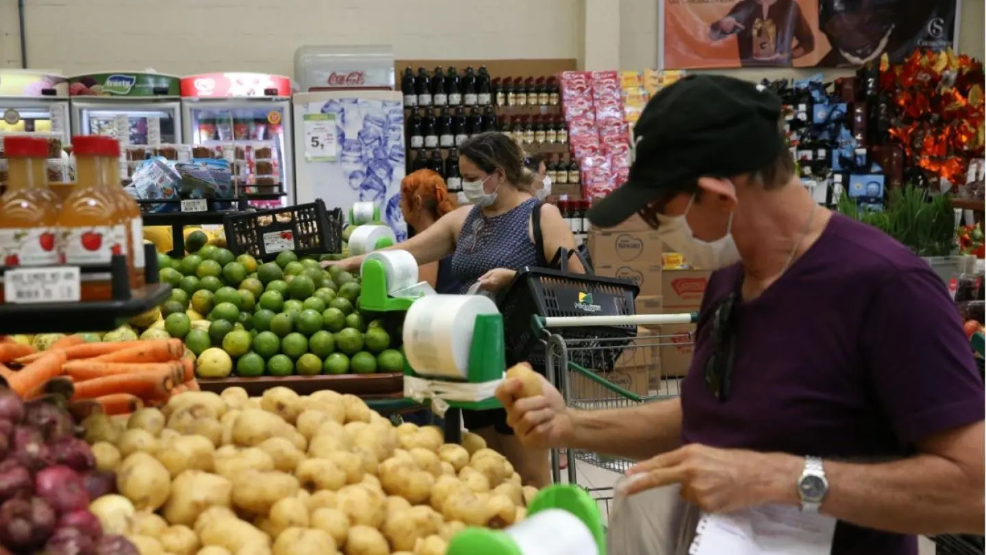 Pessoas usando máscara Covid-19