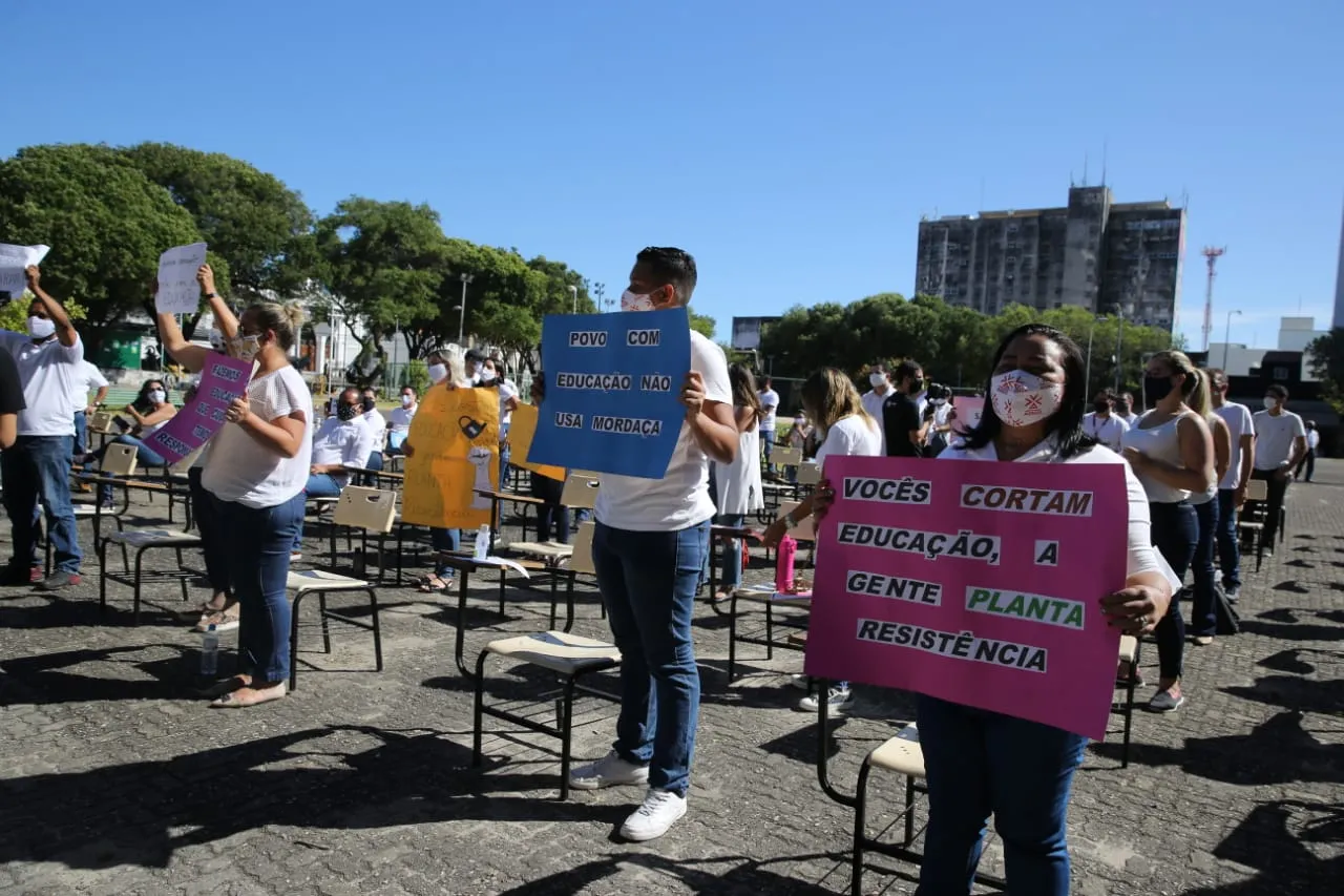 Membros de associações de escolas particulares realizam protesto por retorno das aulas presenciais em Fortaleza.
