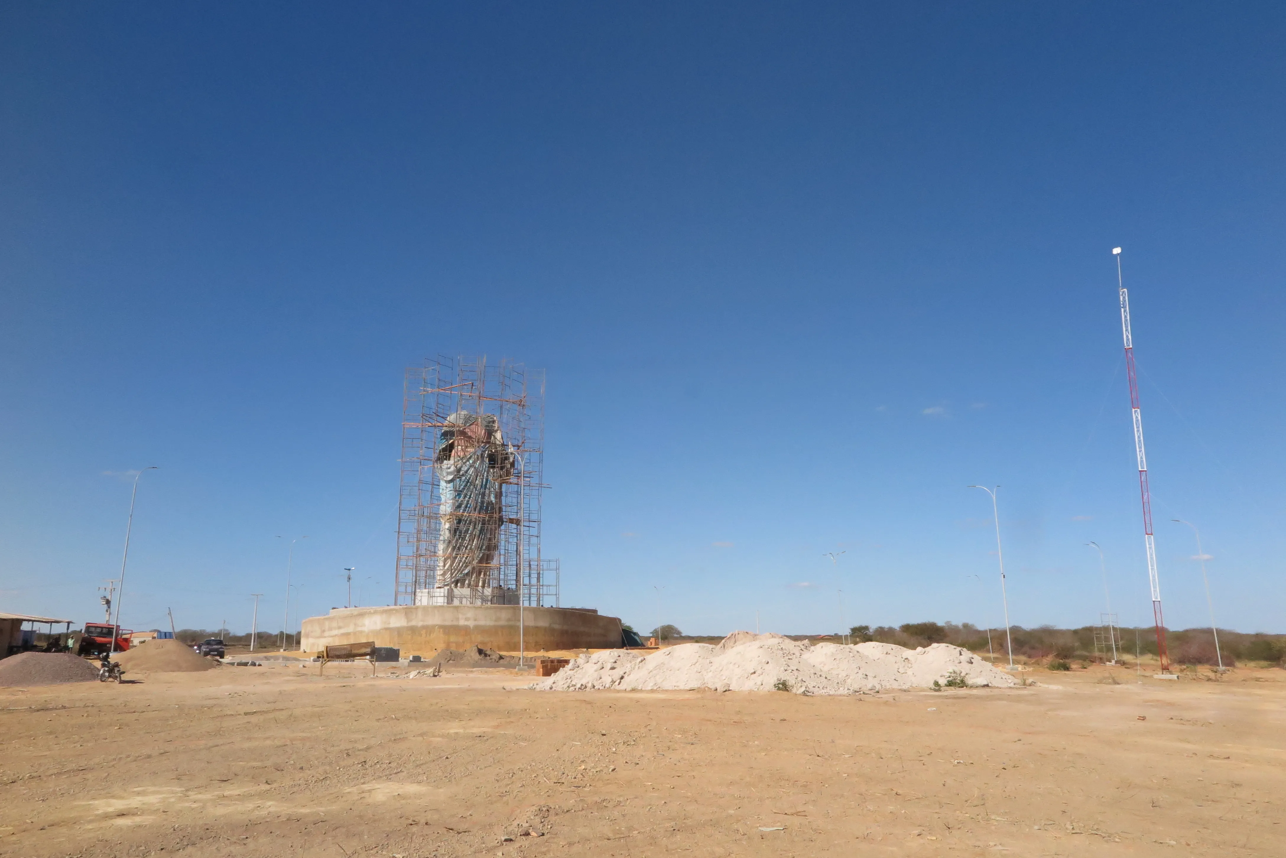 A escultura está sendo erguida na zona rural de Campos Sales, a dois quilômetros de distância da sede do Município.