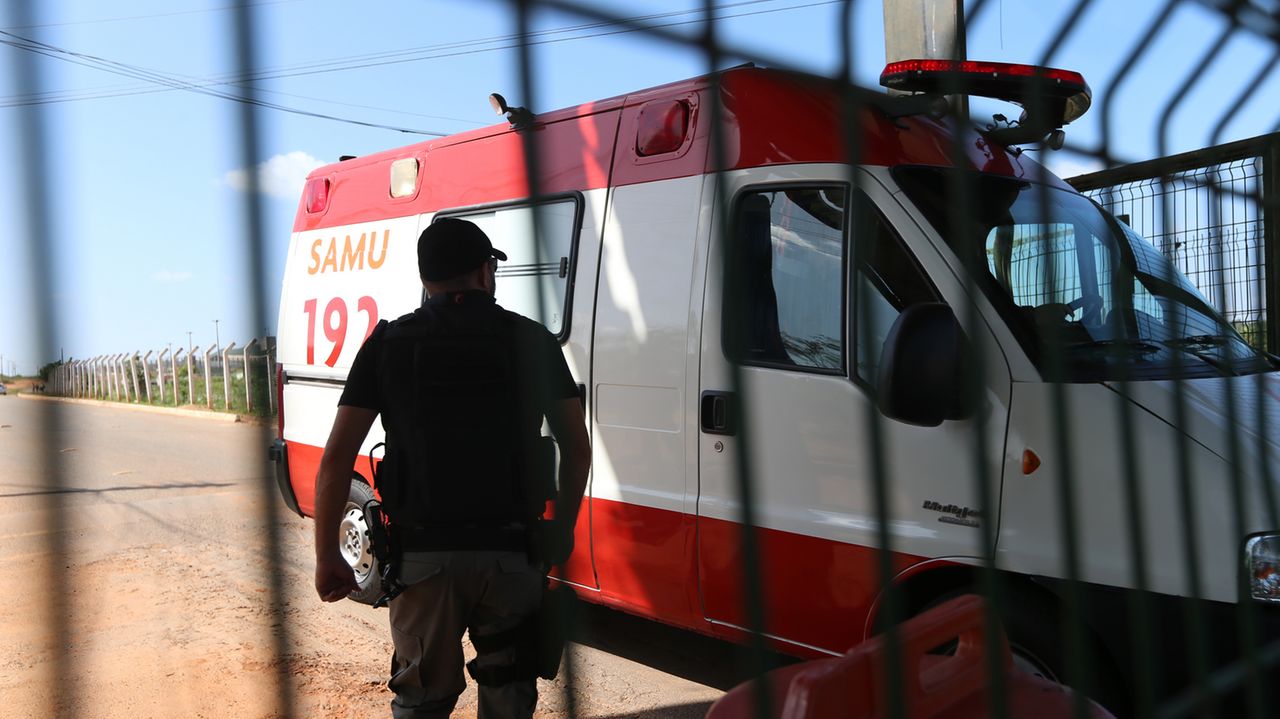 Ambulância chegando a presídio de Itaitinga