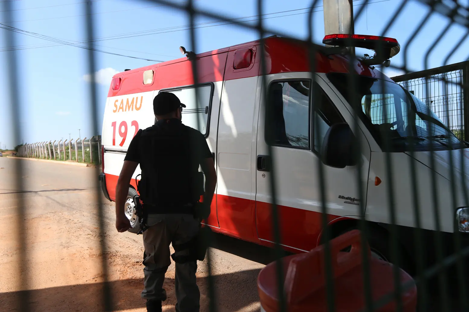 Ambulância chegando a presídio de Itaitinga
