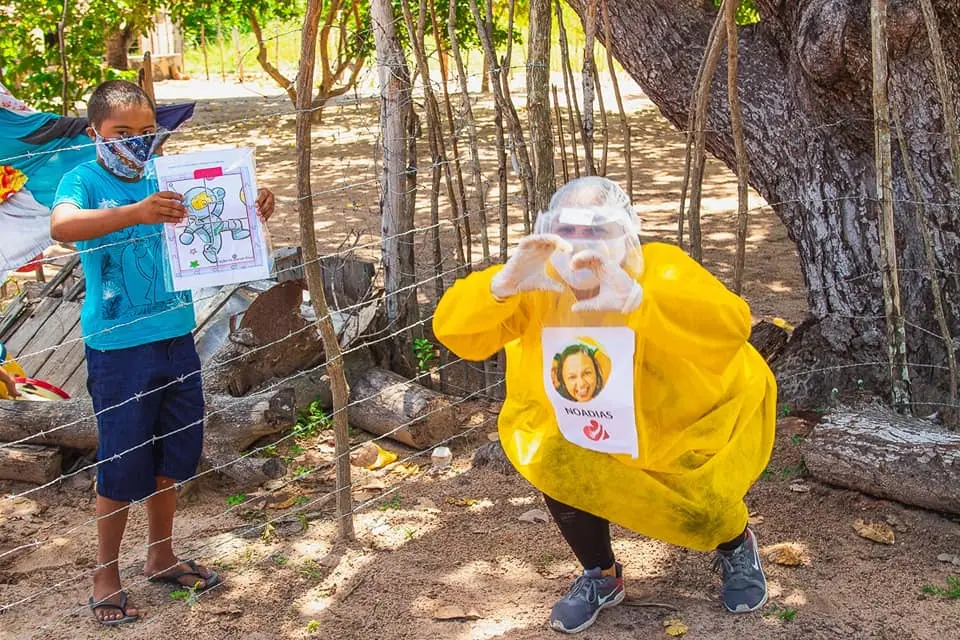 Foto mostra aula na calçada