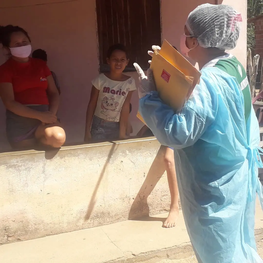 Foto mostra aula na calçada