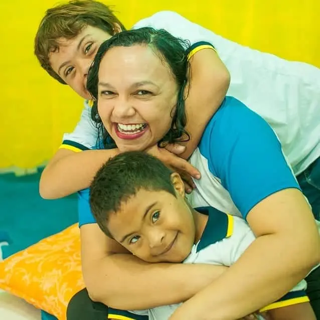 Foto mostra professora e alunos