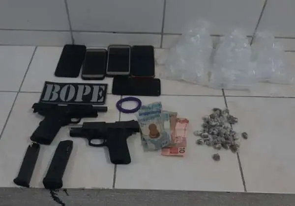 Polícia encerra festa com suspeitos de integrar facção e apreende armas, drogas e munição na Cidade dos Funcionários.