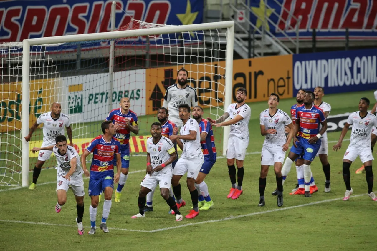 Setor defensivo tricolor foi muito abaixo na estreia