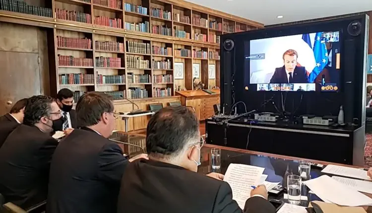 fotografia do presidente durante conferência