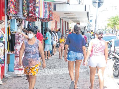 Imagem de pessoas circulando de máscaras no Centro de Fortaleza