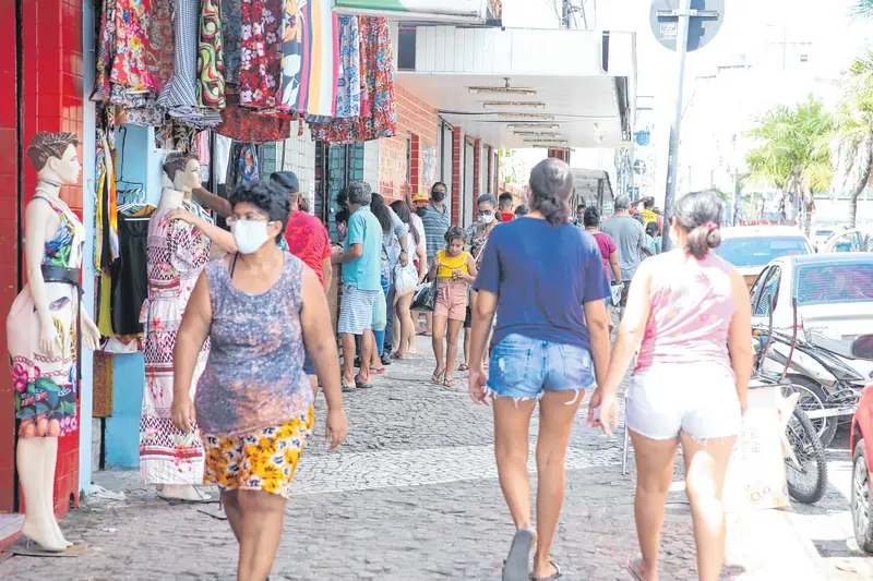 Imagem de pessoas circulando de máscaras no Centro de Fortaleza